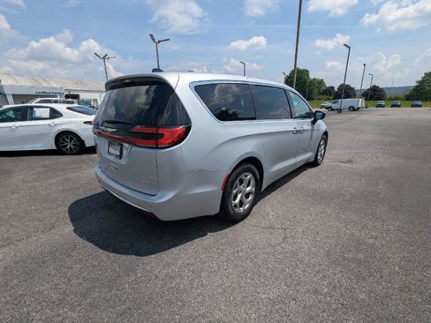 Used 2024 Chrysler Pacifica Limited FWD image 7