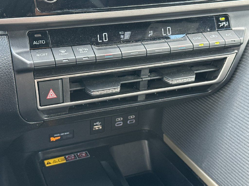 Used 2025 Toyota Camry SE FWD image 18