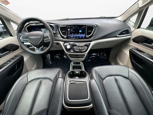 Used 2024 Chrysler Pacifica Touring-L FWD image 10