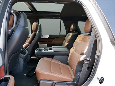 Used 2024 Lincoln Navigator Reserve image 11