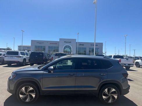 Used 2025 Volkswagen Taos SE AWD/4WD image 9