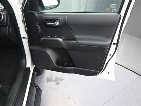 Used 2020 Toyota Tacoma TRD Off-Road image 11