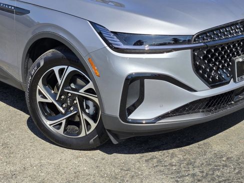 New 2025 Lincoln Nautilus Premier w/ Equipment Group 102A image 6