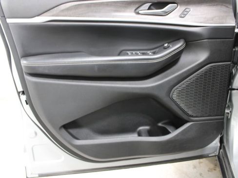 Used 2023 Jeep Grand Cherokee L Limited w/ Luxury Tech Group II AWD/4WD image 18