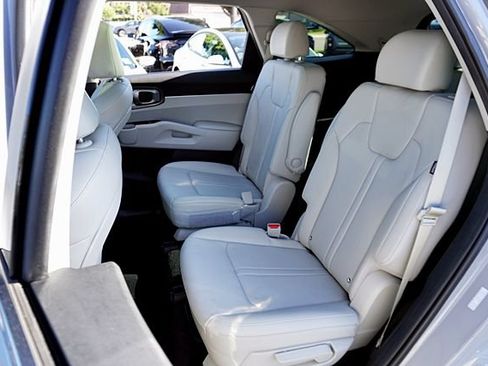 Used 2025 Kia Sorento EX w/ Panoramic Sunroof Package FWD image 19