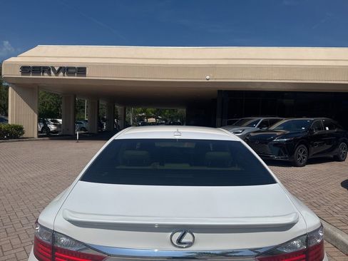 Used 2014 Lexus ES 350 w/ Luxury Package FWD image 6