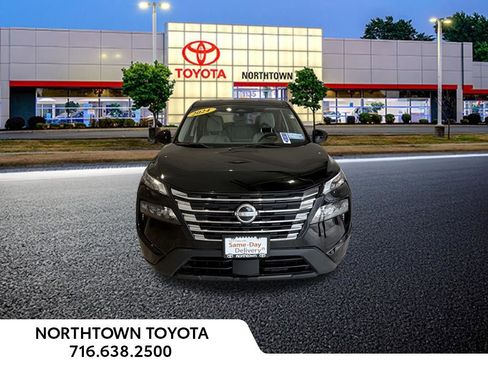 Used 2024 Nissan Rogue SV image 9