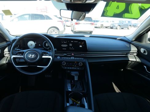 Used 2024 Hyundai Elantra SEL w/ Convenience Package image 18
