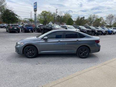 Used 2023 Volkswagen Jetta SE image 5