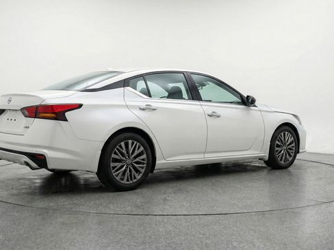 Used 2025 Nissan Altima 2.5 SV image 9