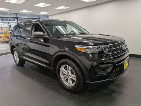Used 2023 Ford Explorer XLT image 3