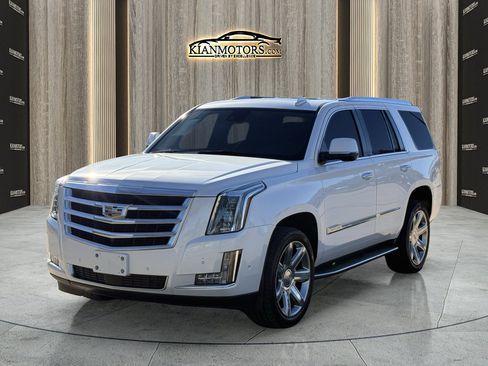 Used 2018 Cadillac Escalade Premium Luxury image 3