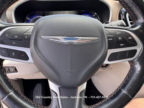 Used 2019 Chrysler Pacifica Touring-L FWD image 22