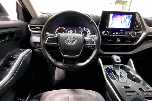 Used 2023 Toyota Highlander LE AWD/4WD image 5