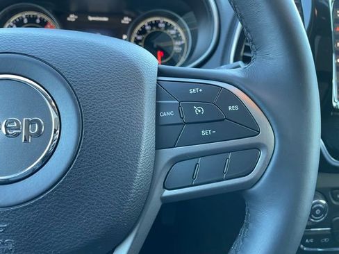 Used 2019 Jeep Cherokee Limited AWD/4WD image 16