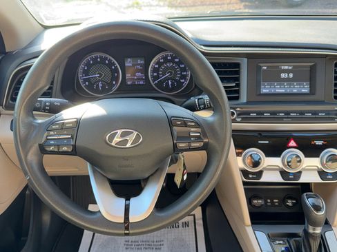 Used 2019 Hyundai Elantra SE FWD image 18