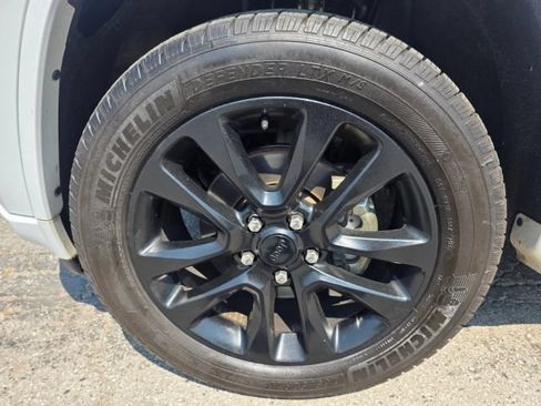Used 2017 Jeep Grand Cherokee Altitude AWD/4WD image 8