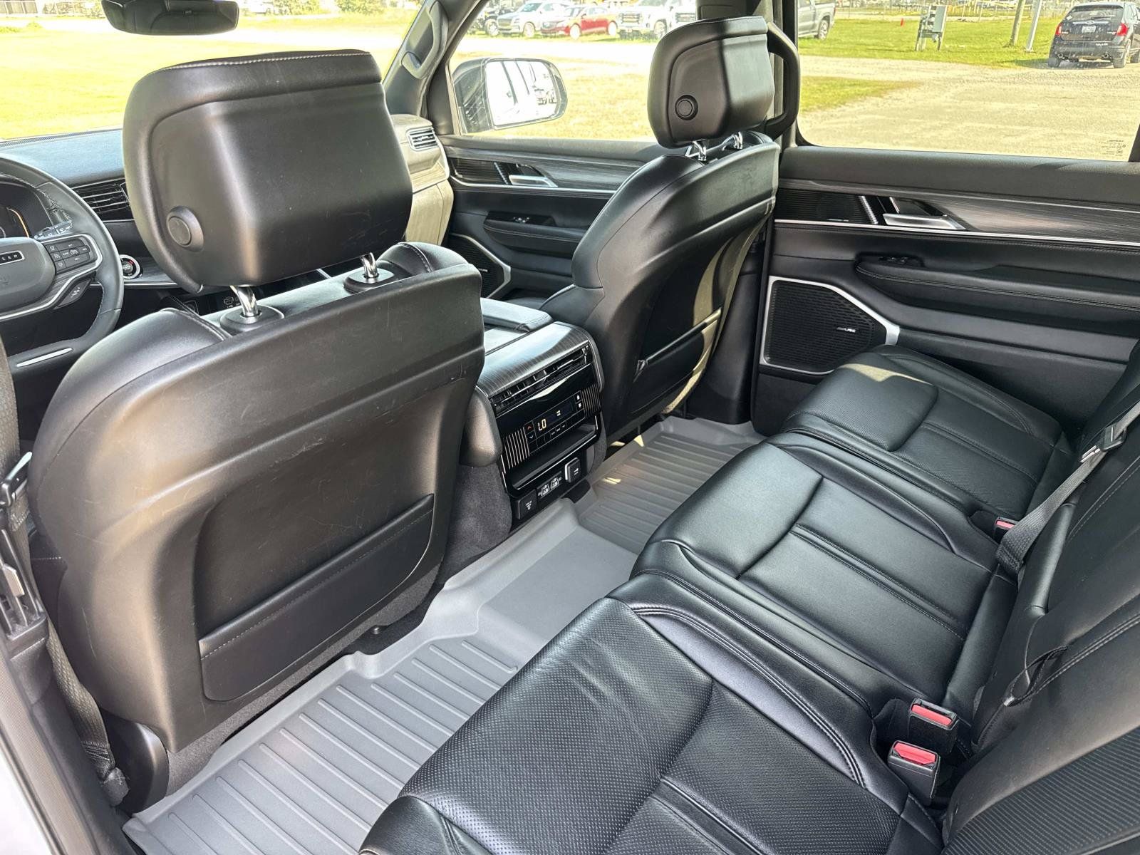 Used 2023 Jeep Wagoneer L Series II AWD/4WD image 17