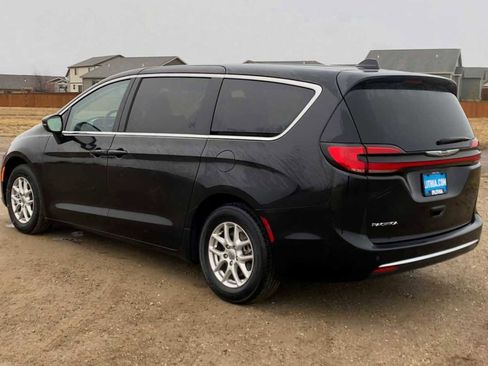 Certified 2023 Chrysler Pacifica Touring-L FWD image 6