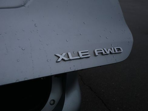 Used 2020 Toyota Highlander XLE AWD/4WD image 18