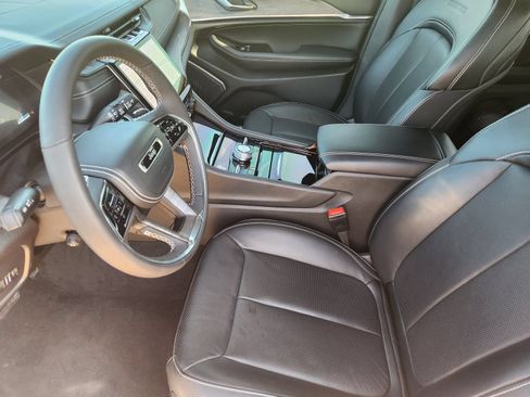 Used 2024 Jeep Grand Cherokee Overland AWD/4WD image 16