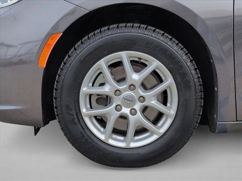 Used 2021 Chrysler Pacifica Touring-L image 24