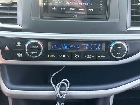 Used 2018 Toyota Highlander Plus AWD/4WD image 30