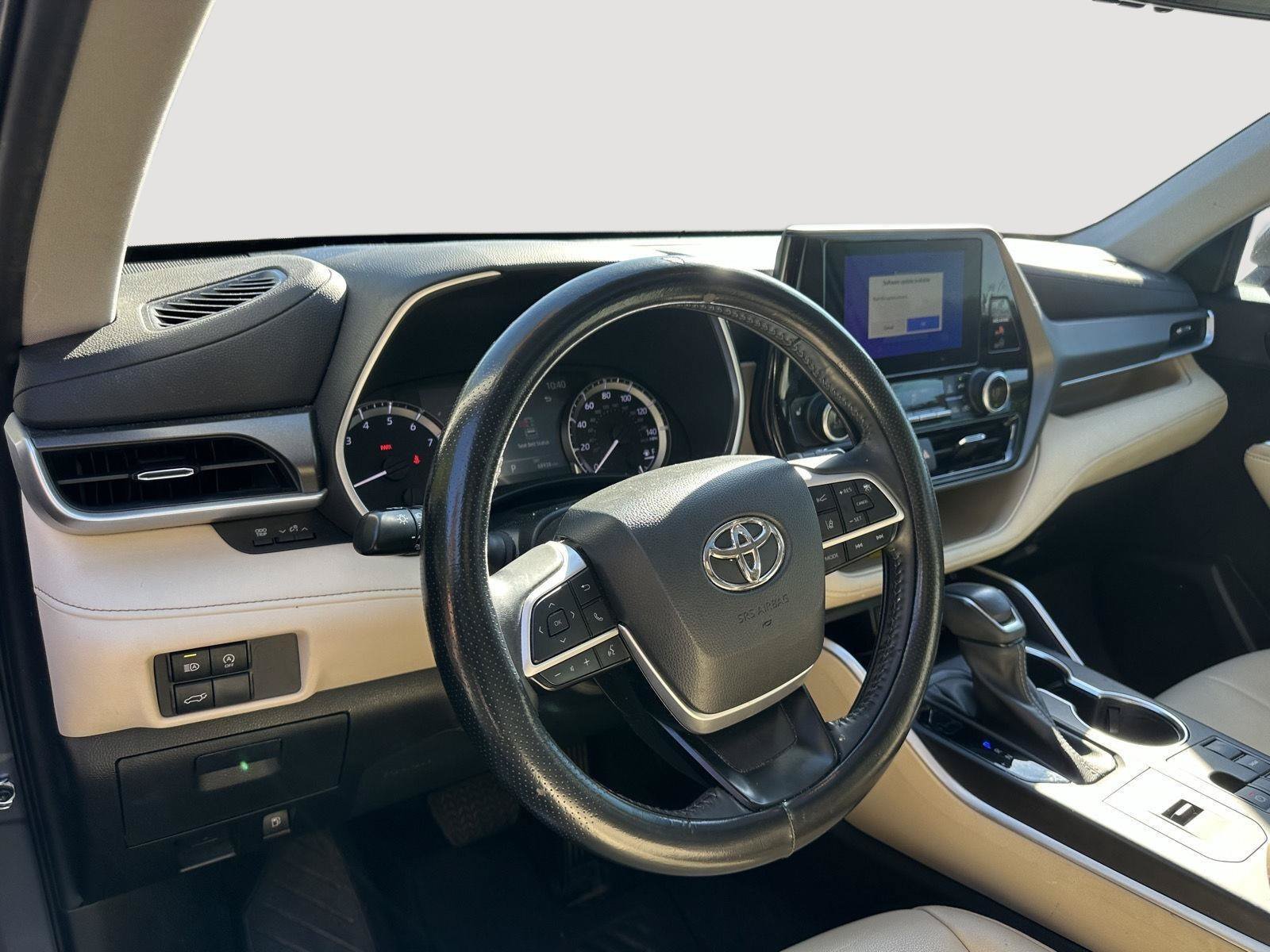 Used 2023 Toyota Highlander XLE FWD image 11