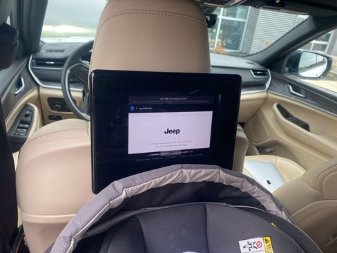 Used 2023 Jeep Grand Cherokee L Limited w/ Luxury Tech Group II image 7