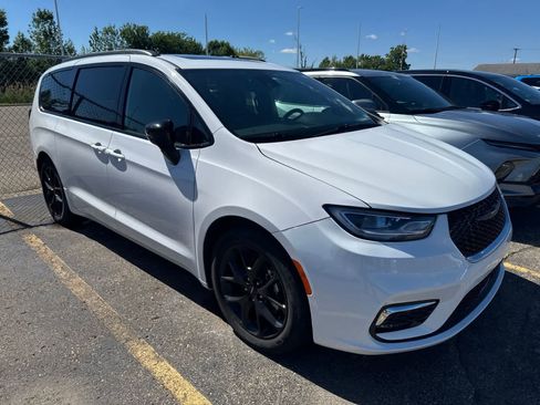 Used 2025 Chrysler Pacifica Limited FWD image 9