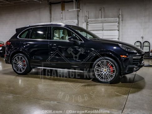 Used 2016 Porsche Cayenne Turbo image 11
