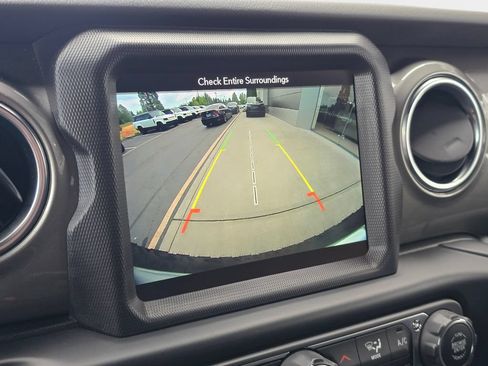 Used 2019 Jeep Wrangler Unlimited Sahara AWD/4WD image 26