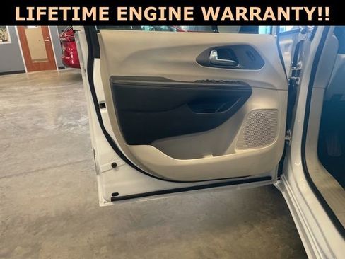 Certified 2024 Chrysler Pacifica Touring-L FWD image 12
