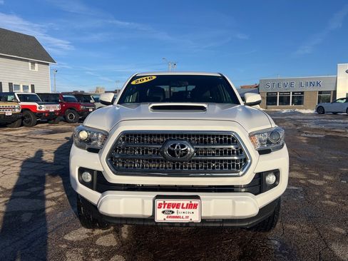 Used 2016 Toyota Tacoma TRD Sport image 3