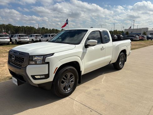 Used 2025 Nissan Frontier SV w/ SV Convenience Package image 4