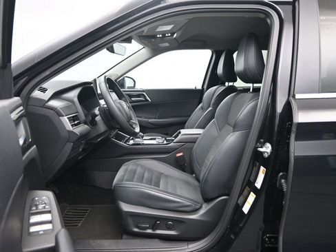 Used 2025 Mitsubishi Outlander AWD image 22
