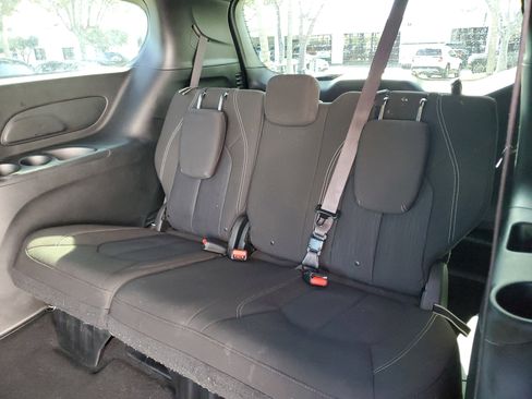 Used 2020 Chrysler Pacifica Touring w/ S Appearance Package image 11