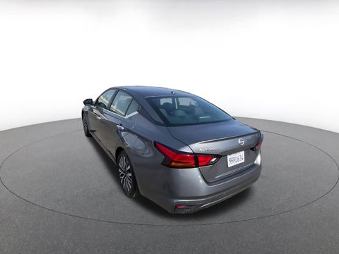 Used 2025 Nissan Altima 2.5 SV image 11
