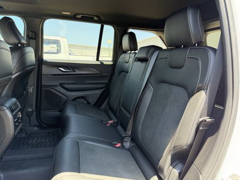 Used 2025 Jeep Grand Cherokee Altitude RWD image 31