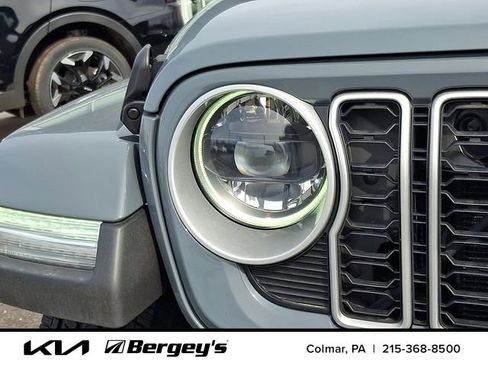 Used 2024 Jeep Wrangler Sahara image 11