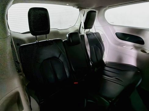 Used 2023 Chrysler Pacifica Touring-L FWD image 26