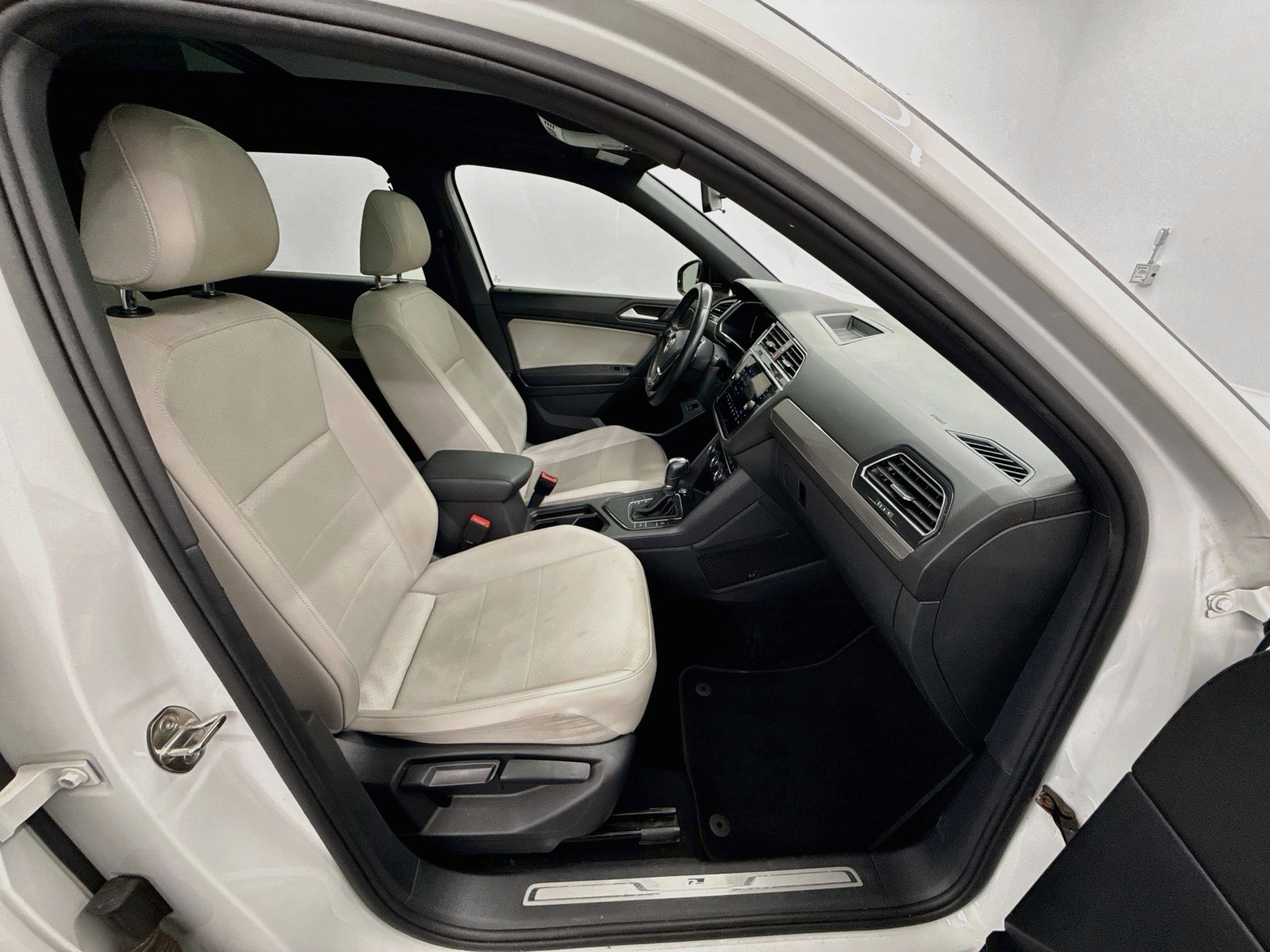 Used 2019 Volkswagen Tiguan SEL Premium R-Line FWD image 34