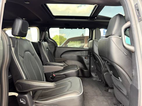 Used 2025 Chrysler Pacifica Limited FWD image 26