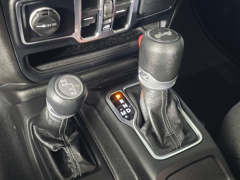 Used 2025 Jeep Wrangler Unlimited Sahara AWD/4WD image 17