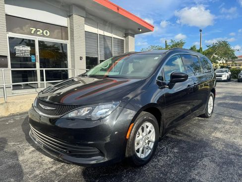 Used 2020 Chrysler Voyager Lxi FWD image 1