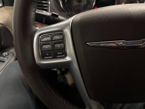 Used 2013 Chrysler Town & Country Touring image 22