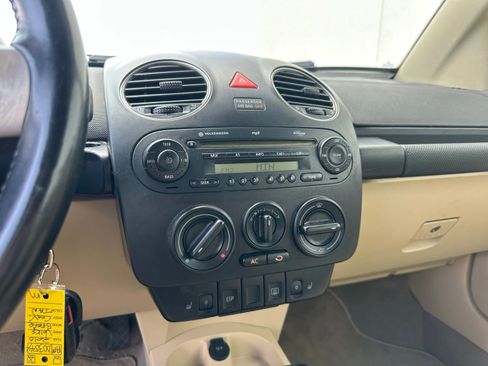 Used 2010 Volkswagen Beetle Final Edition FWD image 15