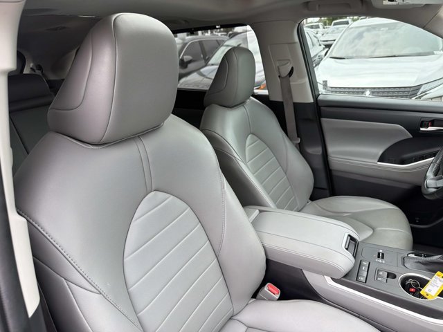 Used 2022 Toyota Highlander XLE FWD image 17