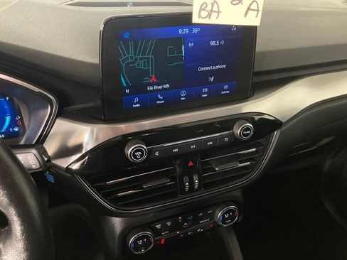 Used 2021 Ford Escape Titanium image 2