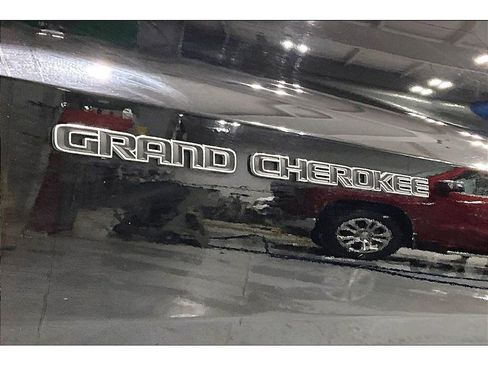 Used 2019 Jeep Grand Cherokee Limited w/ Luxury Group II image 9